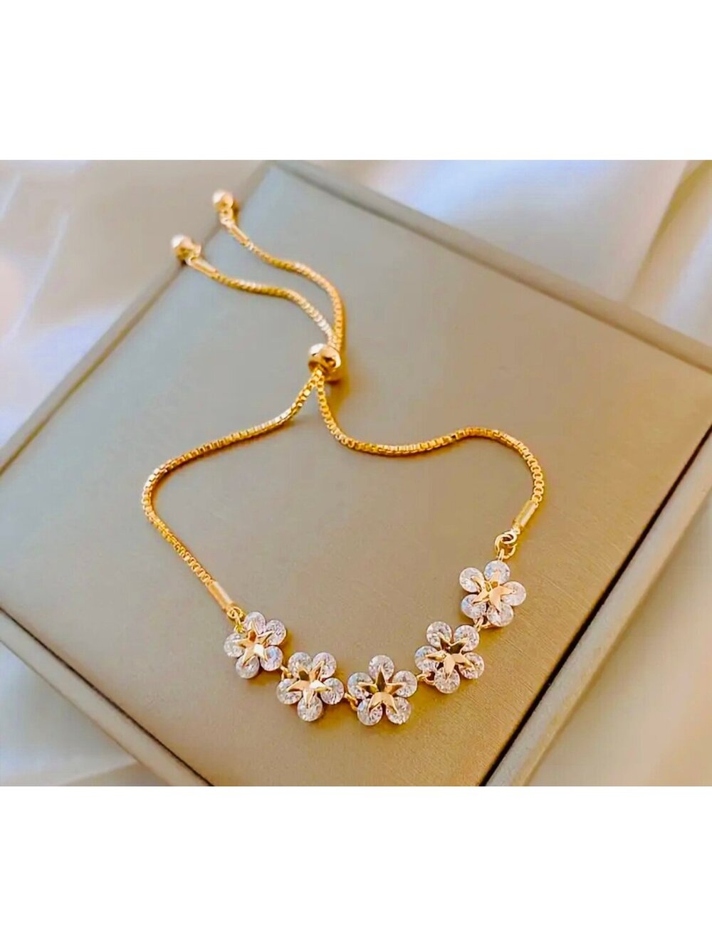New - Elegant Star Flower Adjustable Bracelet